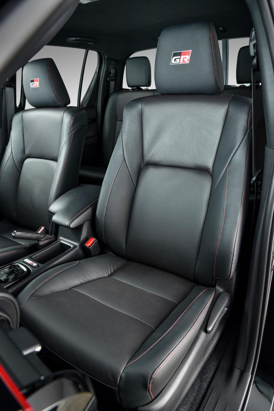 Интерьер Toyota Hilux GR Sport Double Cab 2019 года  (ZA) (фото 42 из 43)